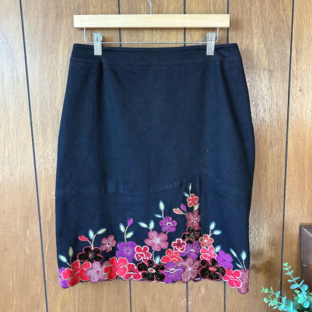 Casual Corner Stretch‎ Skirt Women's Size 8 Black Floral Applique Pencil
